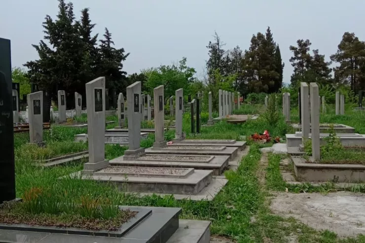 Tovuzda QEYRİ-ADİ OLAY:  ərinin ildönümündə qəbri üstündə  öldü