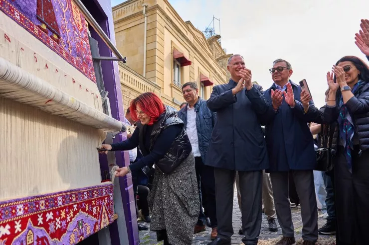 "Azercell" Beynəlxalq Xalça Festivalında “Minlərlə ilmə, bir güc” xalçasını təqdim etdi