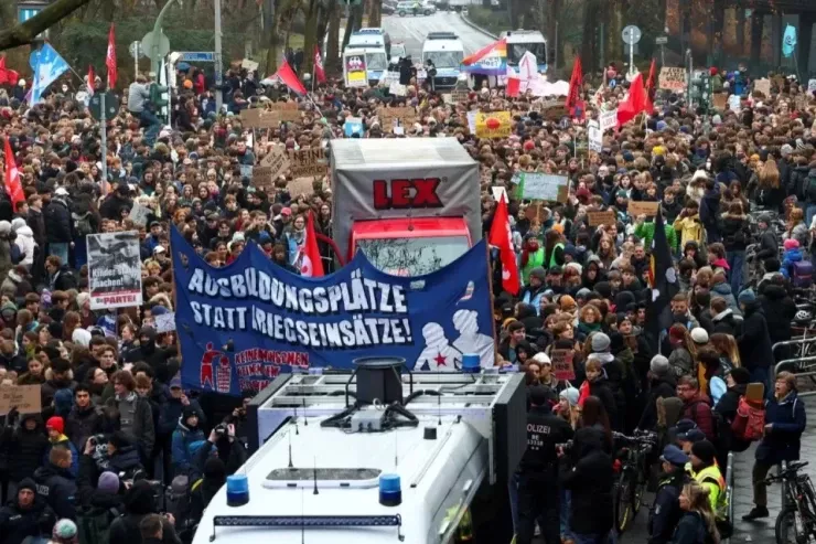 Hamburqda minlərlə şagird  hərbi çağırışa qarşı etiraza çıxdı