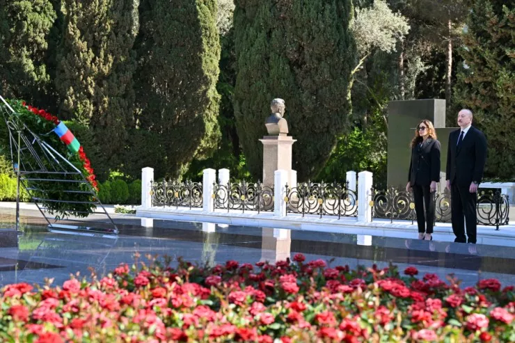 İlham Əliyev və xanımı Heydər Əliyevin məzarını ziyarət etdi - FOTOLENT 