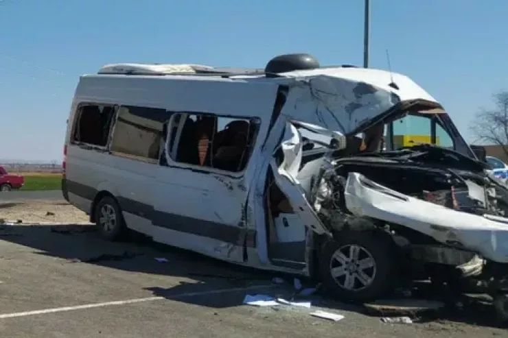 Yevlaxda mikroavtobus aşdı , 22 yaralı var-YENİLƏNİB 