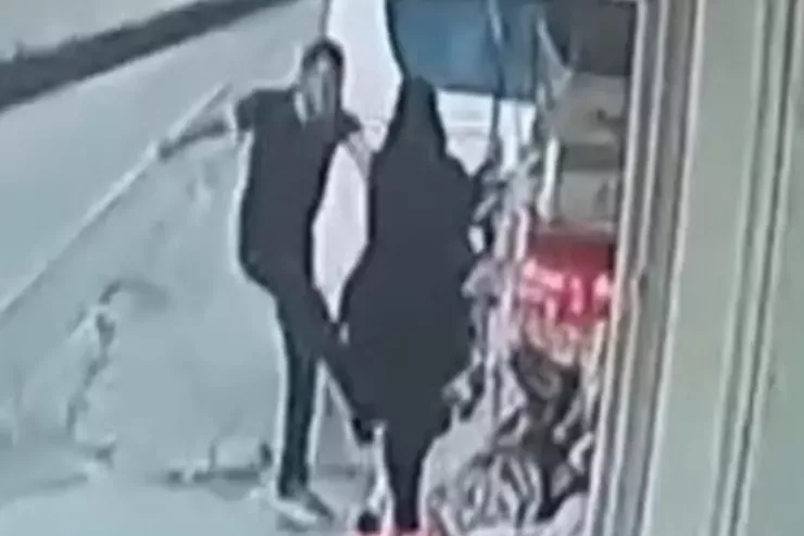 Küçədə siqaret  çəkilməsinə irad bildirən qadın vəhşicəsinə   döyüldü