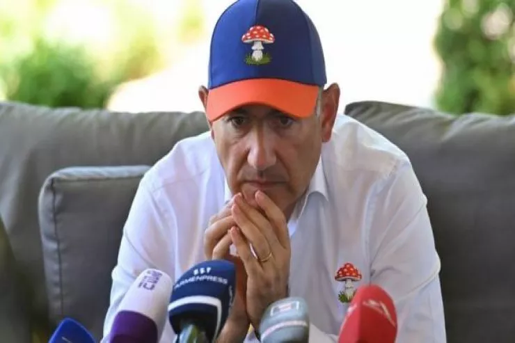 Paşinyan müxalifəti hədələdi:  “Sizi diz çökdürəcəyəm” 