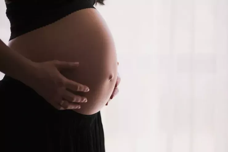 Gənc qadın doğulmamış uşağını  satdı
