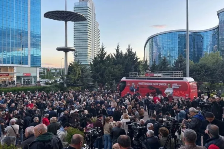 Kılıçdaroğlu Özgür Özeli CHP mərkəzi qərargahından çıxartdırdı