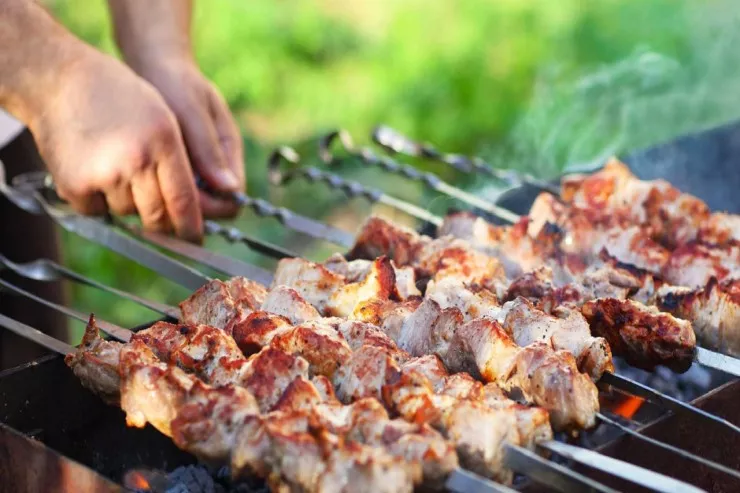 Ağdaşda bayramda kabab bişirən  ana-oğul yandı