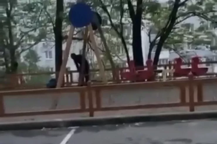 Rusiyada küçədə namaz  qılan cərimələndi