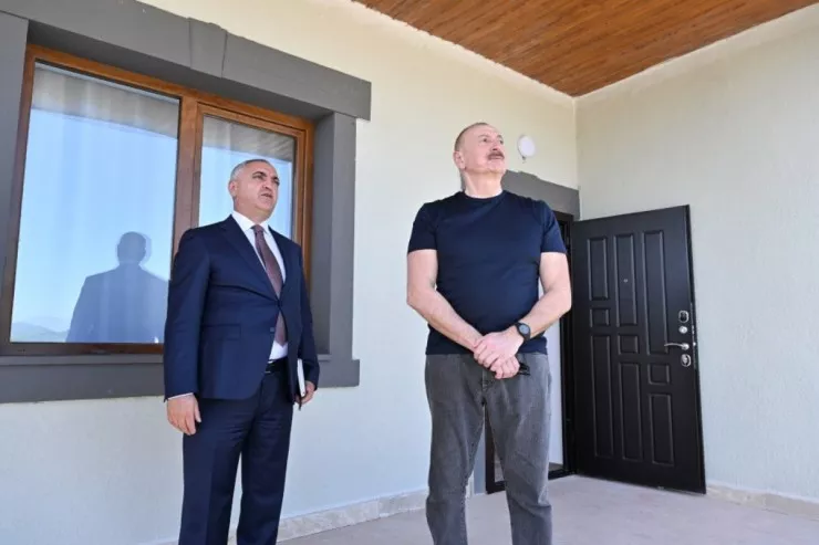 İlham Əliyev Xocalıda hərbçilərə tikilən evlərlə tanış oldu - FOTOLENT 