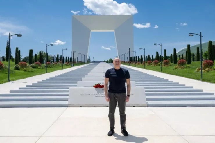 Prezident Xankəndidə Zəfər tağının önünə gül dəstələri düzdü - FOTO 