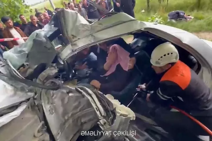 Oğuzda "Mercedes" ağaca çırpıldı, yaralılar var  - VİDEO  - YENİLƏNİB 
