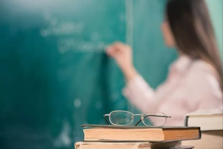 Azərbaycanda müəllim dərs bölgüsünə görə  həmkarını DÖYDÜ 