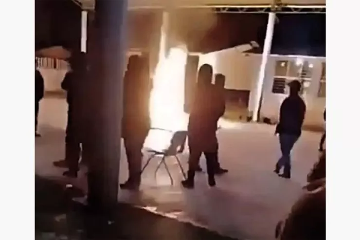 Xalq təbabəti  ilə məşğul olan kişini və sevgilisini yandırdılar 