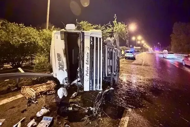 Ətir daşıyan TIR aşdı:  azərbaycanlı sürücü yaralandı 