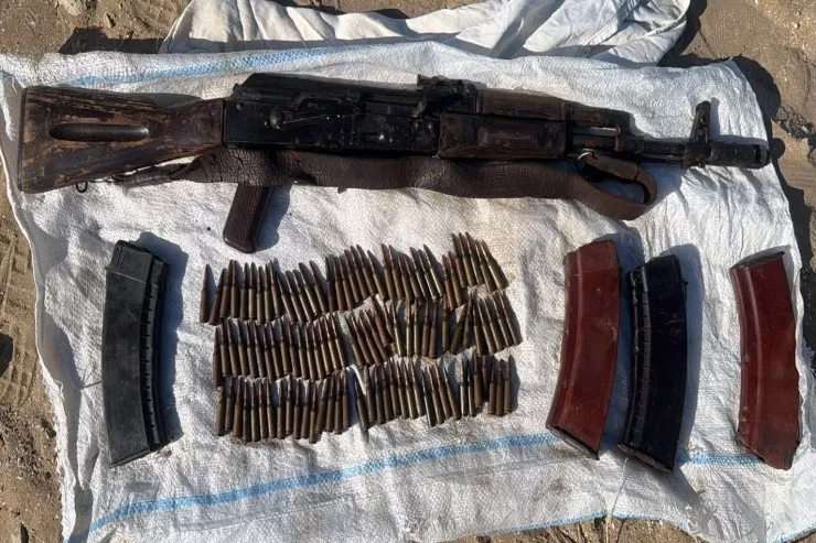 Bakıda məhkumun çimərlikdə gizlətdiyi  "Kalaşnikov" tapıldı