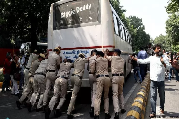 “Tarakanlar Partiyası” hakimiyyəti yeni yürüşlə  hədələdi