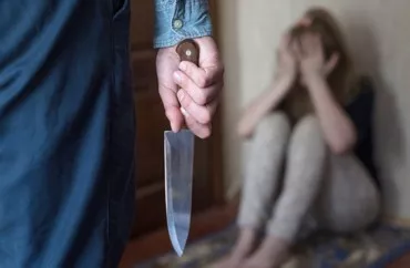 Bakıda kişi diş həkimi üstündə arvadını bıçaqladı