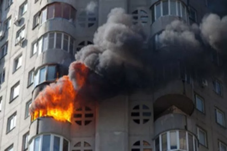 Bakıda çoxmərtəbəli yaşayış binasında yanğın oldu 