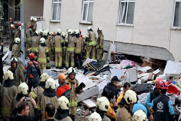 İstanbulda 7 mərtəbəli bina çökdü 