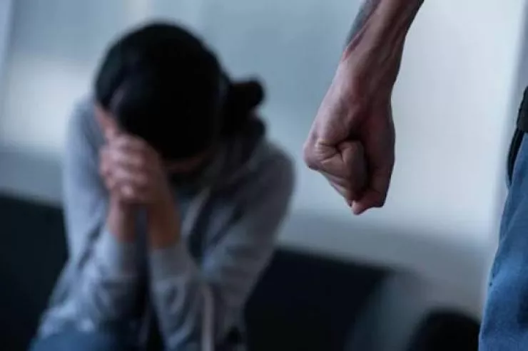 Bakıda kişi boşanmaq istəyən  arvadını döyüb, burnunu qırdı 