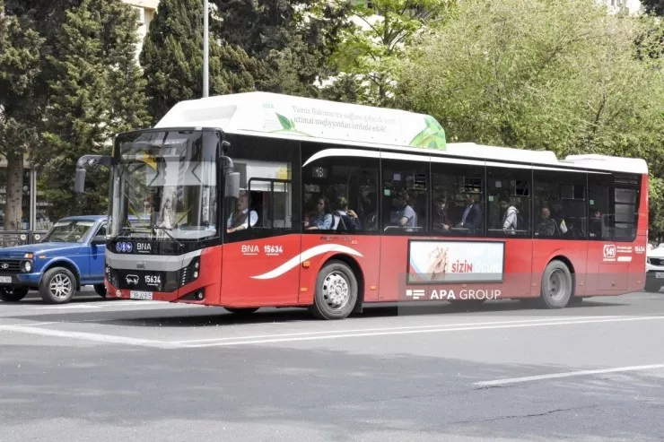 40 Dəqiqə avtobus gözləyərlər?  - Bakıda avtobuslar ya gecikir, ya yolda xarab olur - VİDEO 