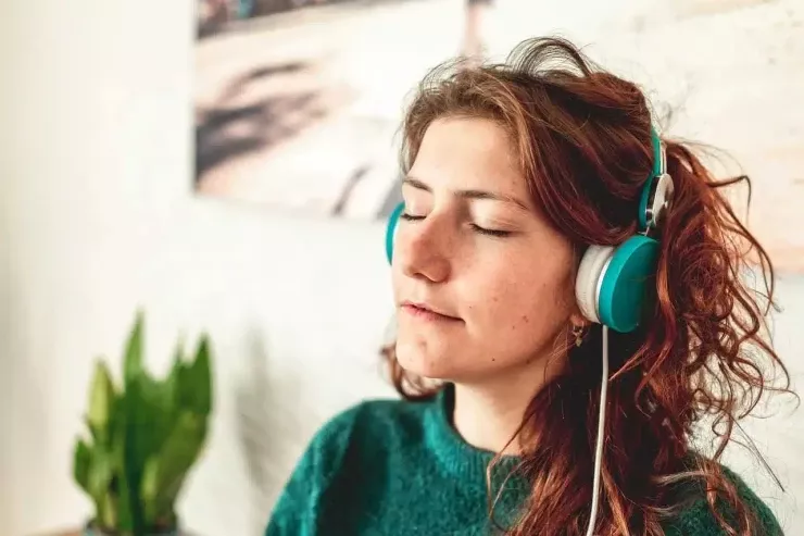 Yemək zamanı  dinlədiyiniz musiqi   qida seçiminizə  təsir edə bilər 