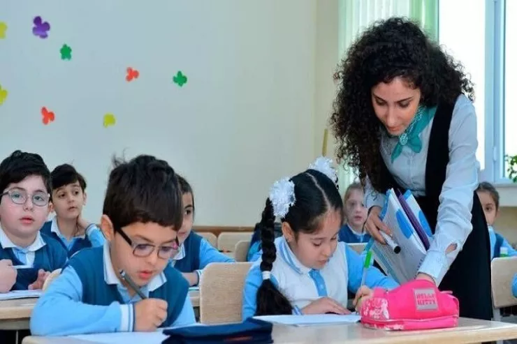 Məktəblərdə geyim formaları  yoxlanılacaq