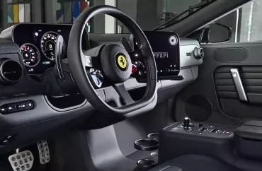 Ferrari ilk elektrikli avtomobilində fiziki düymələrə  üstünlük verib