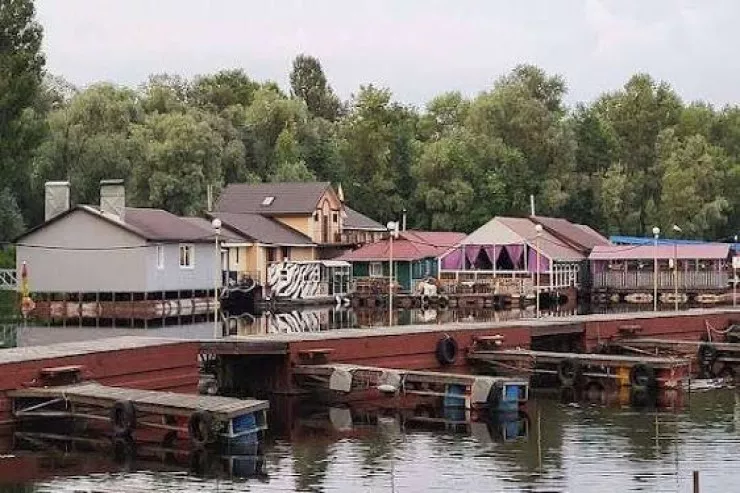 Kiyevə raket HÜCUMU: Azərbaycan restoranı  dağıldı