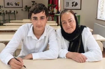 63 yaşlı nənə 16 yaşlı nəvəsi ilə eyni liseydə oxuyur