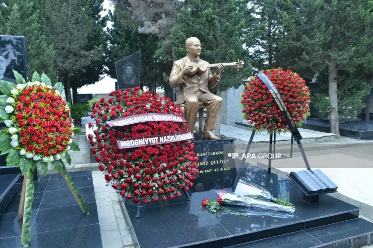 Xalq artisti Ramiz Quliyevin qəbirüstü abidəsinin açılışı oldu