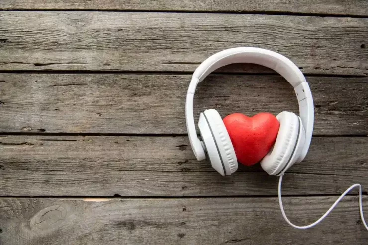 Qulaqlıqlarda  musiqi dinləmək:   eşitmə üçün hansı  səs səviyyəsi   təhlükəlidir?