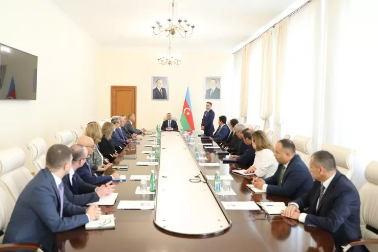 Anar Bayramovu kollektivə Teymur Musayev özü təqdim etdi 