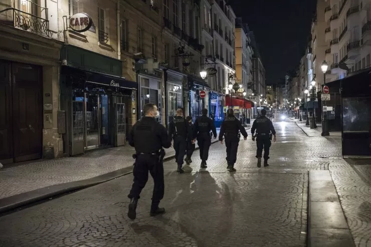 Fransanın Paris də daxil olmaqla beş şəhərində komendant saatı  tətbiq edildi