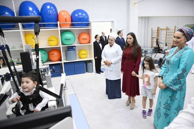 Leyla Əliyeva  Arkadağ şəhərində Uşaq Sağlamlığı və Reabilitasiya Mərkəzinin fəaliyyəti ilə tanış oldu