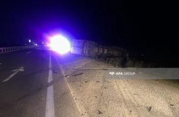 Bakı-Qazax magistralında TIR aşdı, sürücü xəsarət aldı