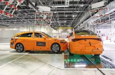 “Mercedes” iki avtomobili 56 km/saat sürətlə toqquşdurdu - VİDEO 