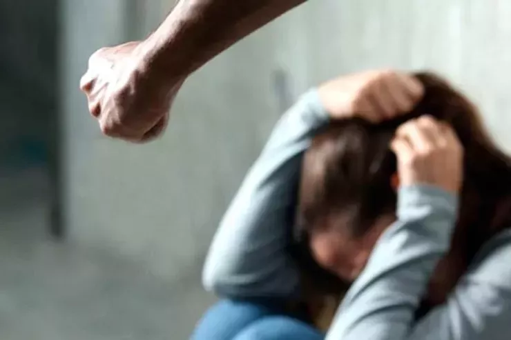 Bakıda kişi işə görə deyinən  arvadını vəhşicəsinə döydü