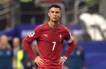 Ronaldu iki milyard dollar qazanan ilk idmançı oldu