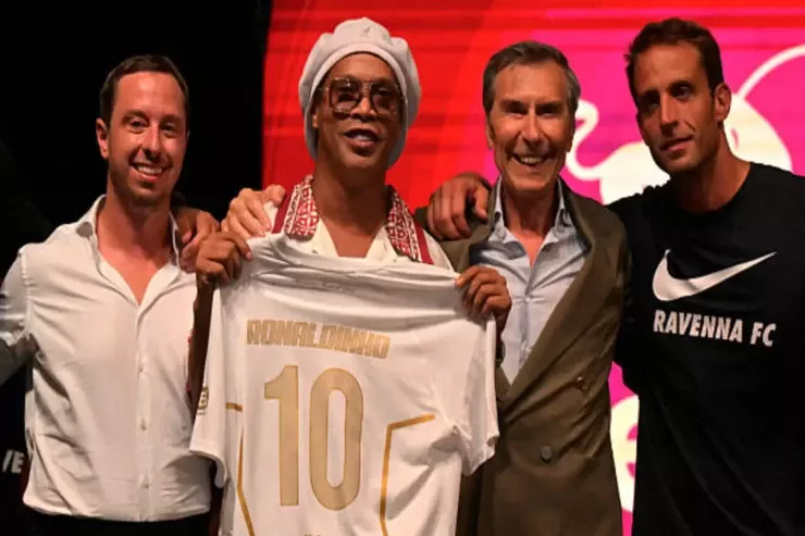 Ronaldinyo 11 ildən sonra  futbola   qayıdır: Digər əfsanələr də  bunu ediblər  