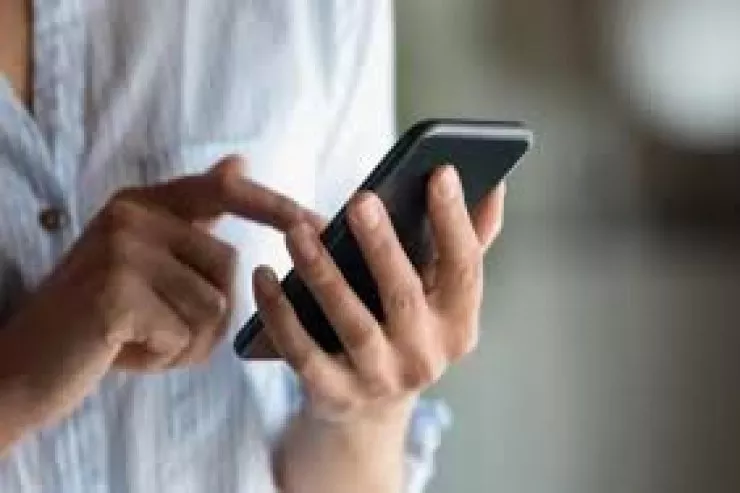 Direktorun otağında canlı yayım açan müəllim  işdən çıxarıldı