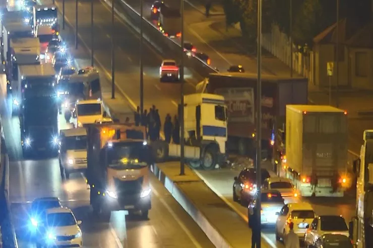 Bakıda yük avtomobili qəza törətdi, yolda hərəkət məhdudlaşdırıldı 