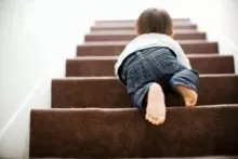Bakıda FACİƏ:  2 yaşlı uşaq pilləkənlərdən yıxılıb öldü 