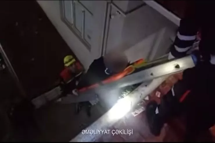 Abşeronda gənc oğlan binadan yıxıldı - VİDEO 