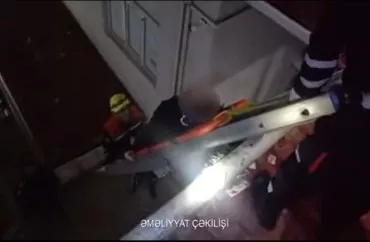 Abşeronda gənc oğlan binadan yıxıldı - VİDEO