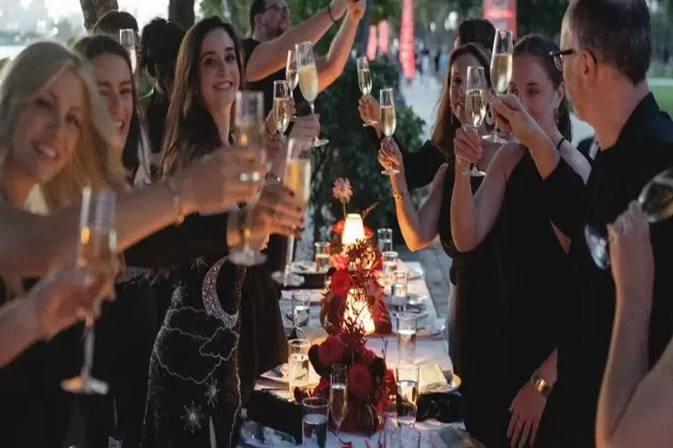 Boşanmanı qeyd etmək:  insanlar niyə qonaqlıq  verirlər