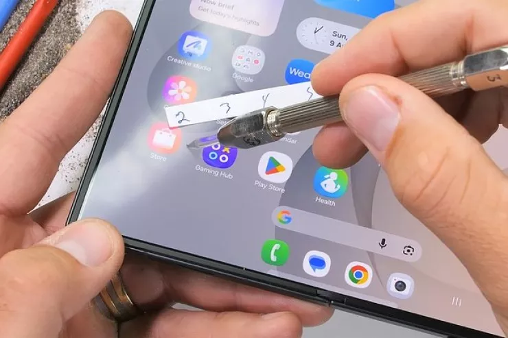 “Samsung”un yeni qatlanan telefonu testdə: Ekranı dırnaqla cızılır 