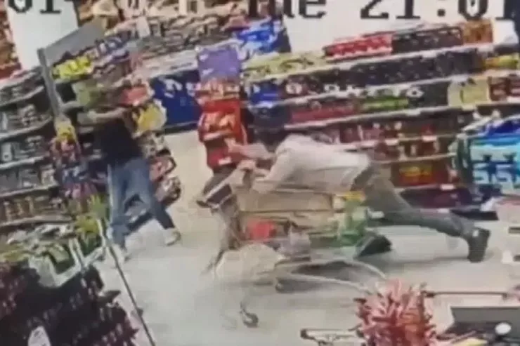 Marketdə “silahlı duello”, müştərilərin gözü qarşısında atəş açıldı  -VİDEO 