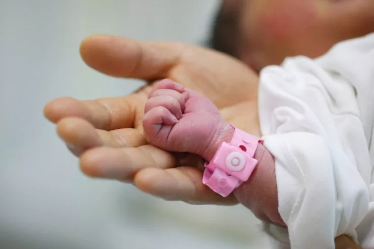 Yeni doğulan qızı 15 bıçaq zərbəsi  ilə öldürdülər - Bir ailə HAKİM QARŞISINDA 