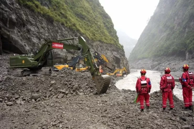 Tibetdə torpaq sürüşməsi -Onlarla ölü, yüzlərlə itkin var 