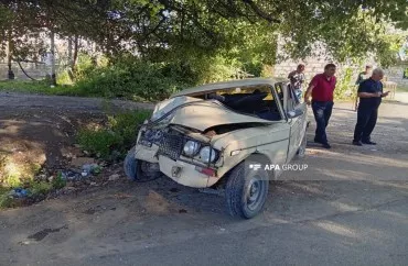 Qazaxda avtomobil ağaca çırpıldı, iki yeniyetmə yaralandı-YENİLƏNİB-FOTO
